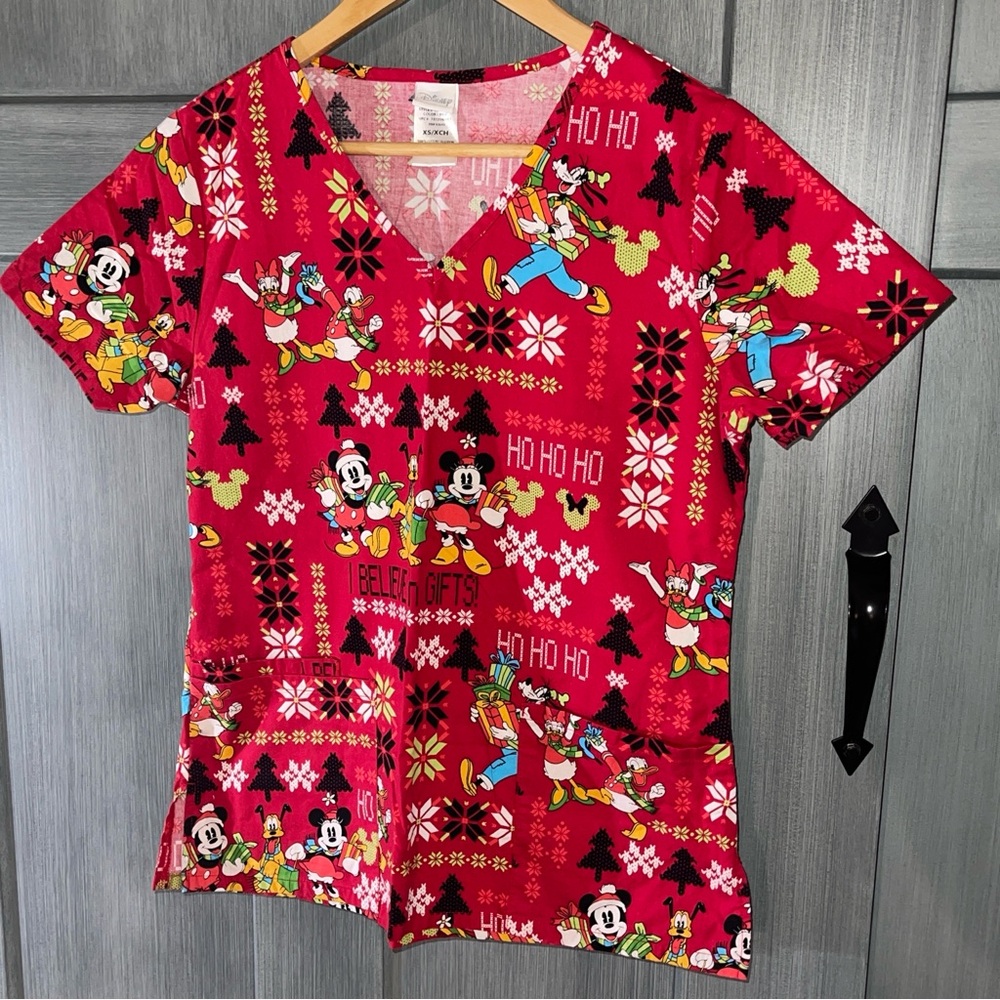Women’s Disney Scrubs Top Christmas Print Mickey Minnie XS Donald Daisy Goofy